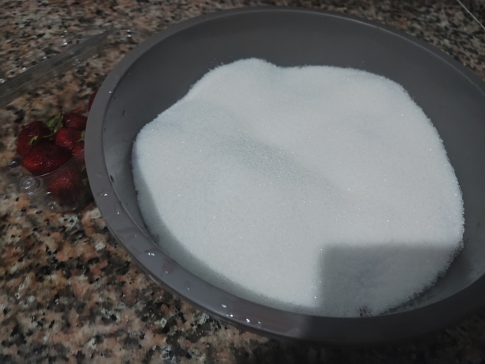 Ne yapıyorsunuz, manavdan çilek getirmiştim reçel yapıyorum?