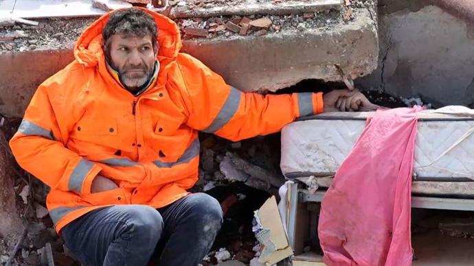 "Gölgesi Yeter" dediğimiz babalarımızın gününü geleneksel Babalar Günü Anketimizle kutluyoruz! Sence Yılın Ünlü Babası kim olmalı?