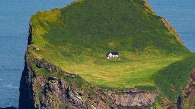 Bir ay için burada olacaksın. Yemek içecek sınırsız. Ama internet yok. Evet mi, hayır mı?
