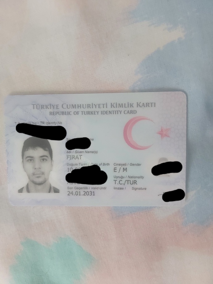 Kimlik fotoğrafında güzel çıkabilen var mı?