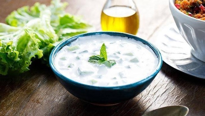 Cacığın içine salatalık doğranır mı rendelenir mi?