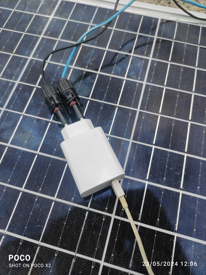 Elektrik yok telefonu güneş paneliyle şarj ediyorum?