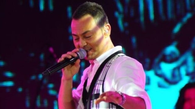 Serdar Ortaç, Harbiye'de sahneye sarhoş çıktı. Sanatçının alkollü konser vermesi normal mi sizce?