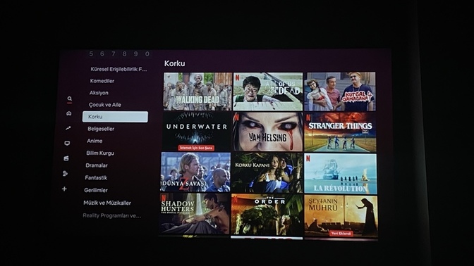 Korku filmi izlemenin saati olur mu?