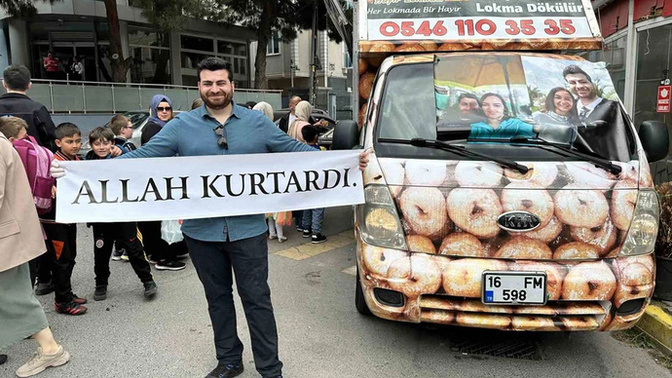 Terk edilen erkek "Allah kurtardı" pankartı açarak lokma döktürmüş. Siz ayrılırken bu tarz bir şey yapar mıydınız?