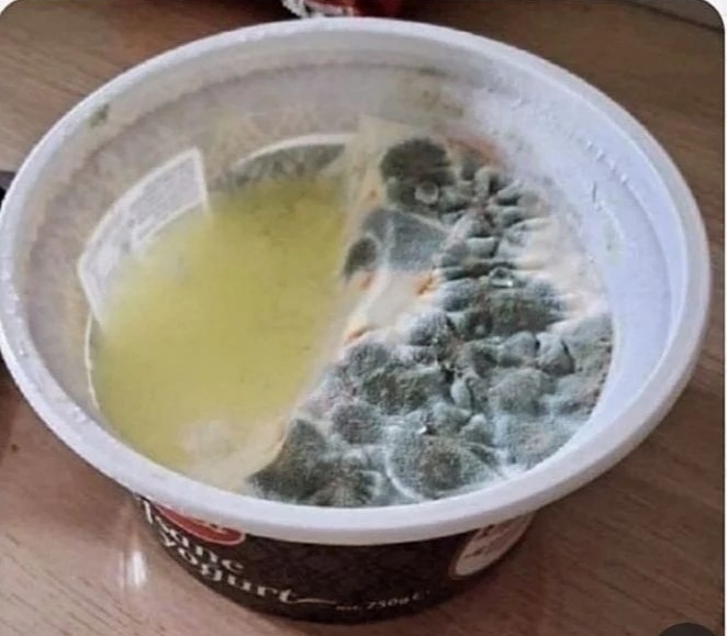 Yoğurt aldım bu şekilde çıktı üstünü sıyırıp yesem bir şey olur mu?