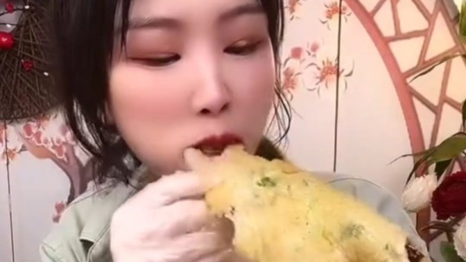 Böyle elle yemek yemek görgüsüzlük mü?