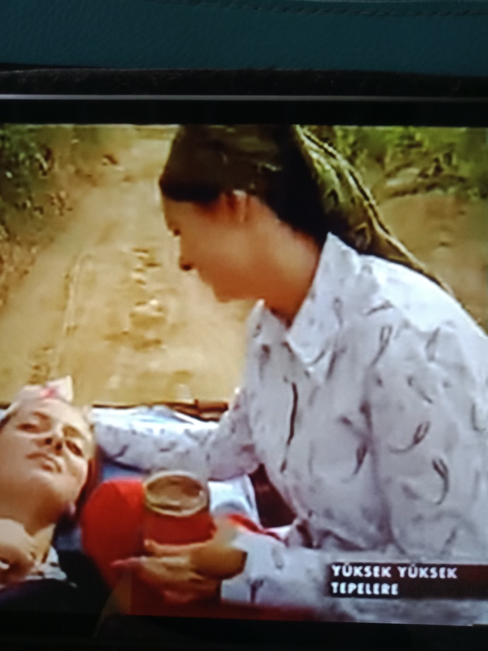 Yüksek yüksek tepelere filmini izleyen var mı, Zeynepin eşine söve söve bir hal oldum?