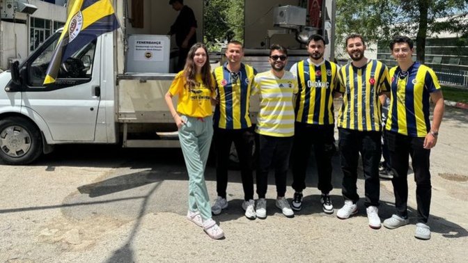 Ege Üniversitesi’ndeki bir grup Fenerbahçe taraftarı şampiyonluk için lokma döktürdü. Sizce kim şampiyon olur?
