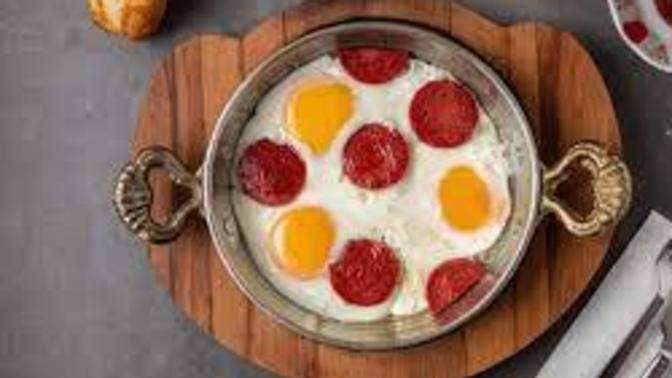 Sevgiliniz gece yarısı “Tavada Sucuklu Yumurta” istese yapar mıydınız?