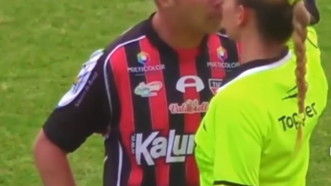 Kadınlar futbol hakemi olmalı mı?