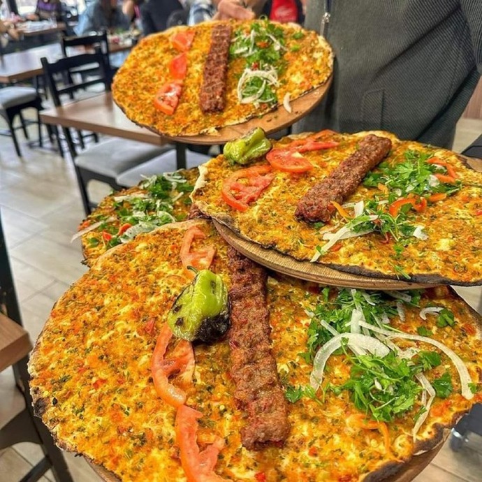 Lahmacun arası kebap yer misiniz?