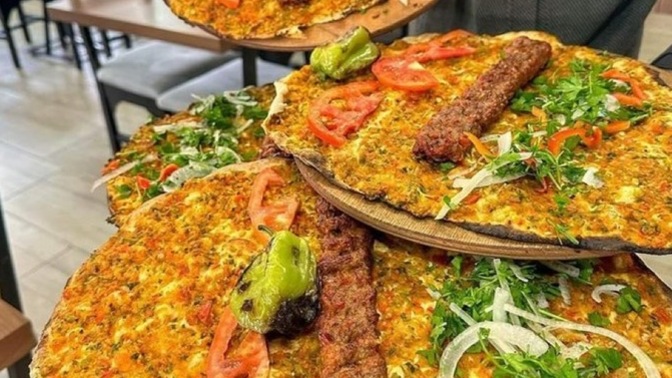 Lahmacun arası kebap yer misiniz?