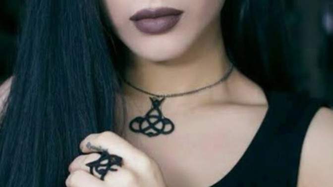 Bir zamanlar Gotik makyaj vardı o moda bitti mi?