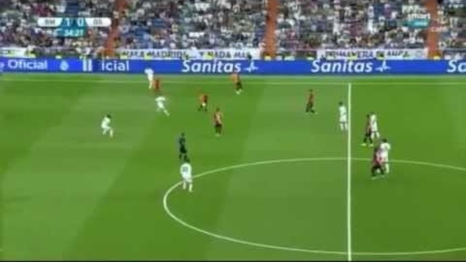 Galatasaray neden kalesine çok dönüyor bu oyuncular ileriye oynamayı bilmiyor mu yeteneği mi yok?