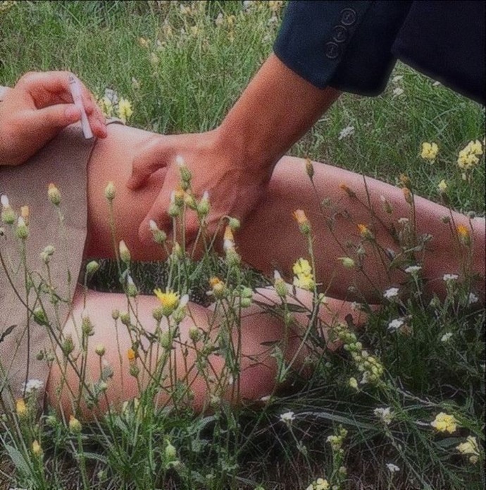 Dışarıda yemek yerken seninle hemen seks yapmak istediğimi söylesem, ne yapardın?