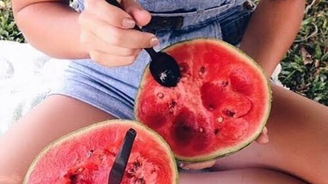 Karpuz kaşıkla mı yenir 🙄?