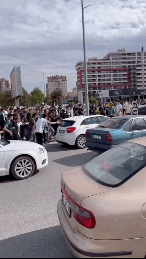 Konyalı taraftarlar Galatasaraylı bir ailenin arabasına saldırdı. Sizce bu ülke nereye gidiyor?