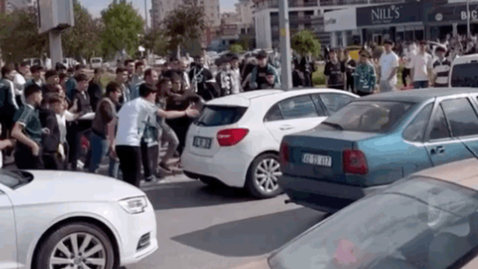 Konyalı taraftarlar Galatasaraylı bir ailenin arabasına saldırdı. Sizce bu ülke nereye gidiyor?