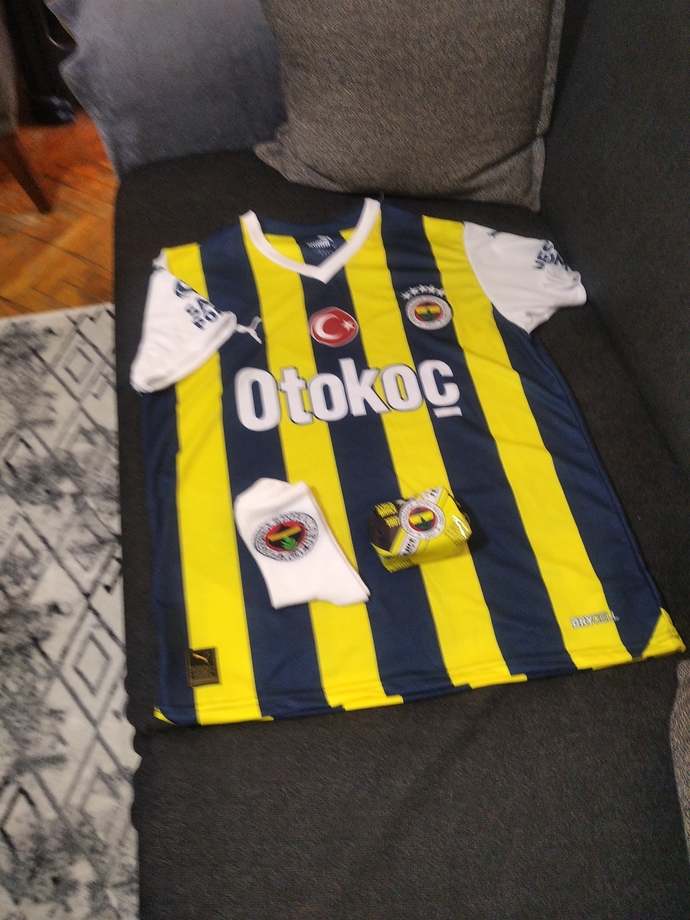 Kendime bugün böyle fener bahçe taraftar forması aldım çok iyi degil mi yaa 💙💛?
