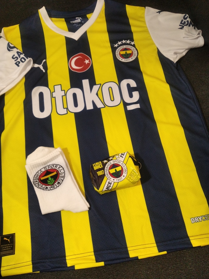 Kendime bugün böyle fener bahçe taraftar forması aldım çok iyi degil mi yaa 💙💛?