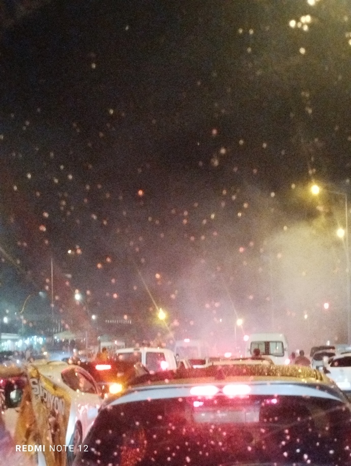 Trafikten çıkamıyoruz, bugün kırmızı giymiş olmam şaka mı 🙄