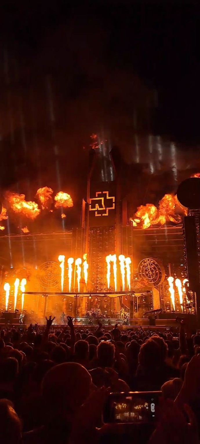 Şu anda şans olsaydı hangi grubun konser alanında olmayı isterdin?