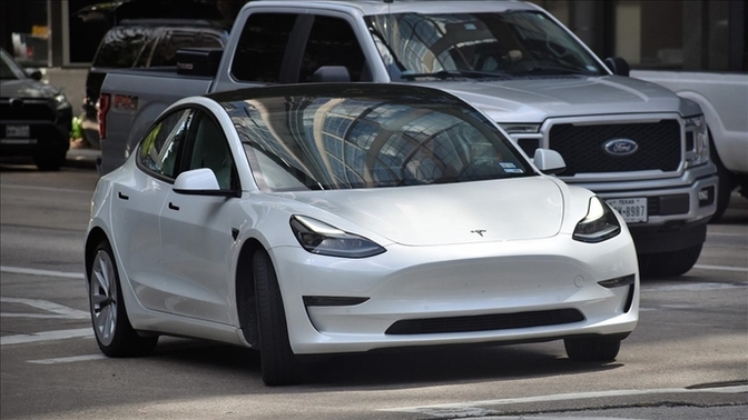 Tesla'nın otonom sürüş sistemi, trafikte araya kaynak yaptı. :D Otonom sürüş, İstanbul trafiğine hazır mı sizce?