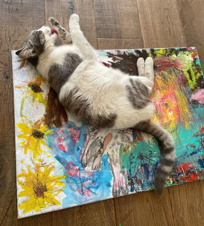 Biraz da benimle resim yap diyor bu tüylü arkadaş..😺