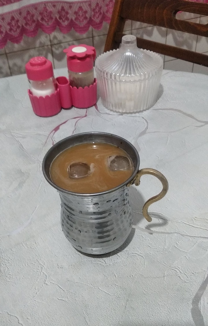 Bakır tasta ice latte içiyorum çok çılgın değilmiyim ama?