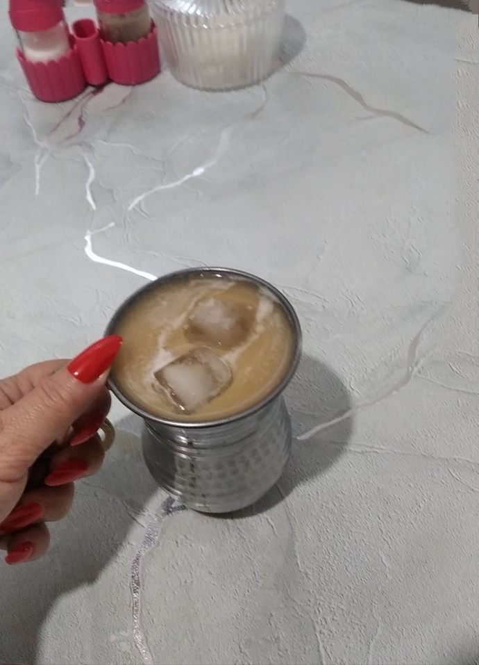 Bakır tasta ice latte içiyorum çok çılgın değilmiyim ama?