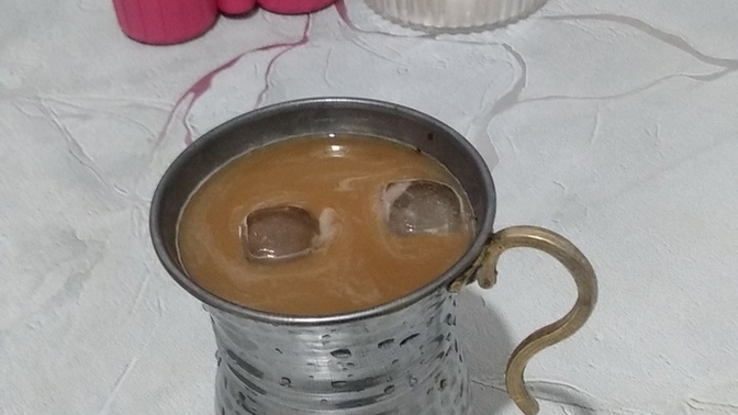 Bakır tasta ice latte içiyorum çok çılgın değilmiyim ama?