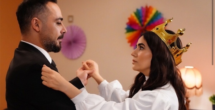 Eşiniz evin içinde açık giyinsin ister misiniz yoksa komşular vs görür diye kıskanıp izin vermez misiniz?