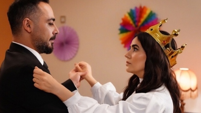 Eşiniz evin içinde açık giyinsin ister misiniz yoksa komşular vs görür diye kıskanıp izin vermez misiniz?