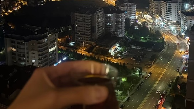 Gecenize ne eşlik ediyor, şarkı türkü ne varsa atın dinleriz?