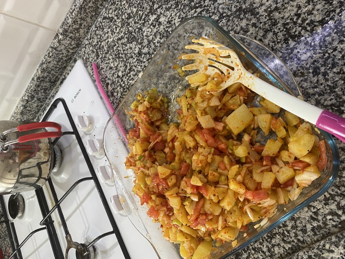 Patates salatası ve çaydan öğlen yemeği olur mu?