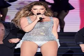 Hadise mayo sahne kıyafeti ile 10. yıl marşını söyleyince büyük tepki aldı konu hakkındaki düşünceleriniz neler?