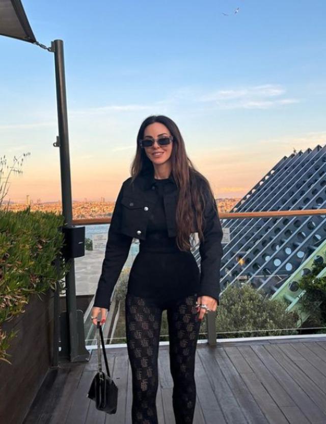 Defne Samyeli çorap üstü body kombini dillere düştü! Sence nasıl olmuş?