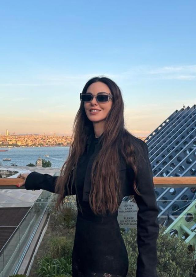 Defne Samyeli çorap üstü body kombini dillere düştü! Sence nasıl olmuş?