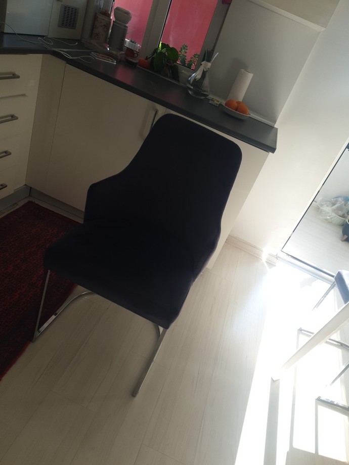 Sandalyede bağdaş kurup mu oturuyorsun yoksa ayakların aşağıda mı duruyor?