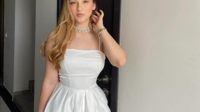 Lise mezuniyeti için çok mu açık bir elbise?