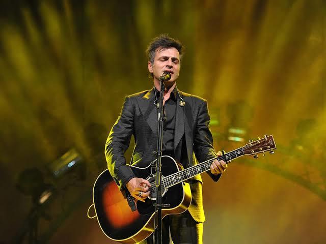 Teoman’ın yeni kitabı Sayın Bay Rock Yıldızı çıktı , okuyacak mısınız 🎸?