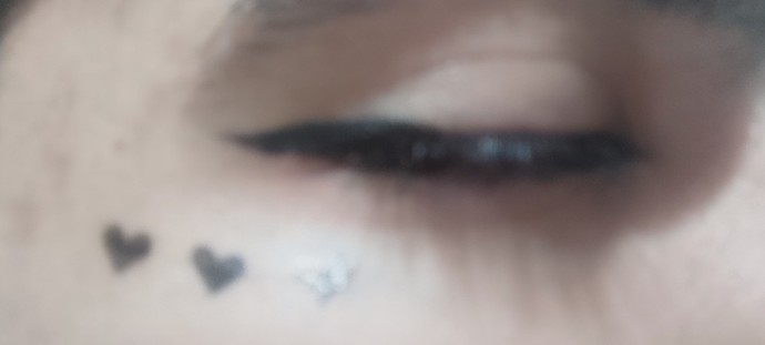 Eyelinerın yanına kalp yaparmısınız?