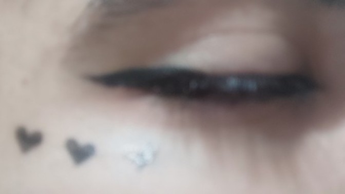 Eyelinerın yanına kalp yaparmısınız?