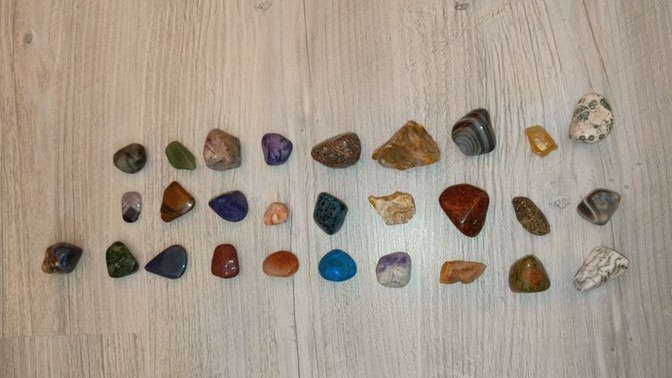 Taş bilgisi olan varsa yazabilir mi hangileri değerli hangileri değil ve ortalama fiyatları neler?