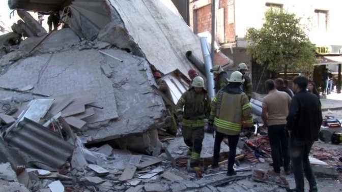İstanbul Küçükçekmece'de 4 katlı bina yıkıldı, 1 kişi hayatını kaybetti. Aniden çöken bu yapı akıllara depremi mi getiriyor?