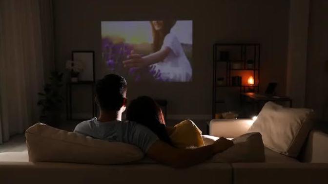 Hayatınızın aşkıyla beraber izlemek için izlemeyi ertelediğiniz bir film var mı?