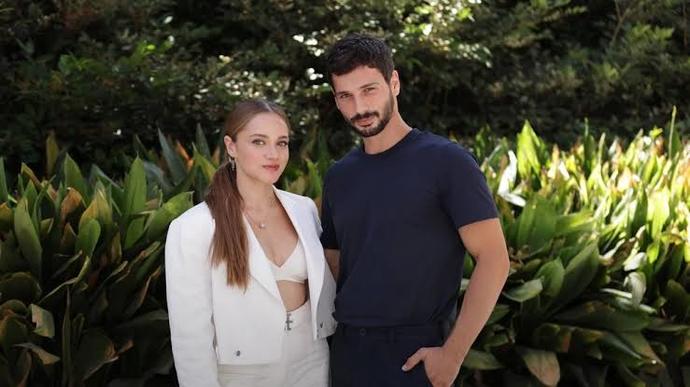 Kızlar, Dizilerde yaşlı erkeklere genç partner yazılması?