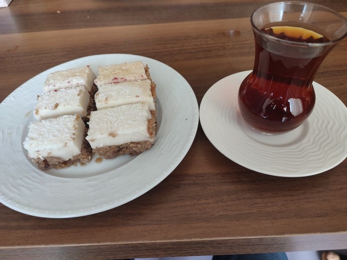 Tatlının yanında çay içerken çaya şeker atmalı mıyım?
