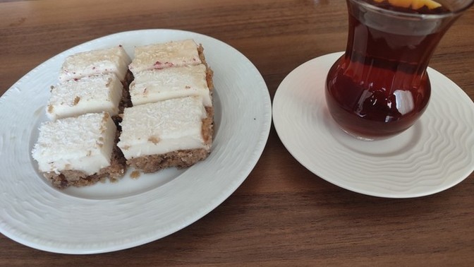 Tatlının yanında çay içerken çaya şeker atmalı mıyım?